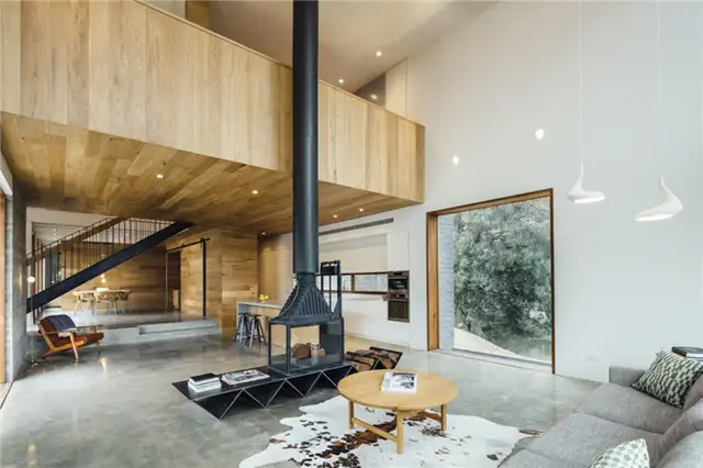 Подвесной камин в доме Dawes Road House от Moloney Architects