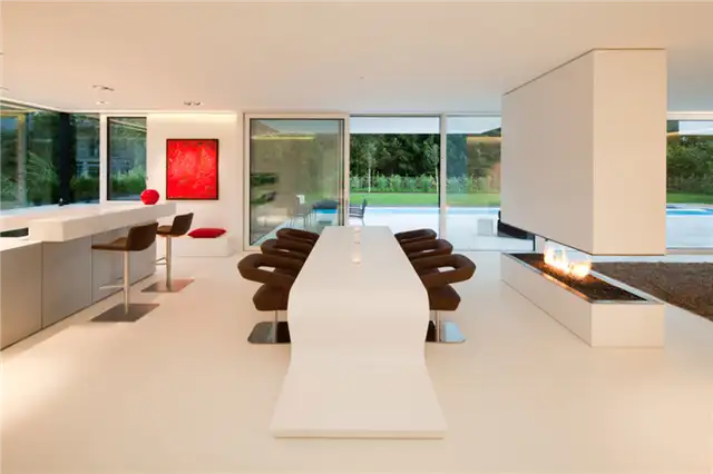 Камин в доме HI-MACS от Karl Dreer и Bembé Dellinger Architects