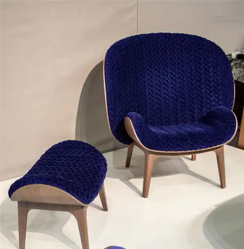Маленькое кресло Fauteuil HUG синего цвета с оттоманкой