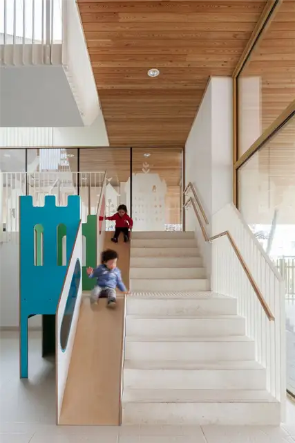 Лестница с горкой от Nurseryy ZAmpone Architectuur