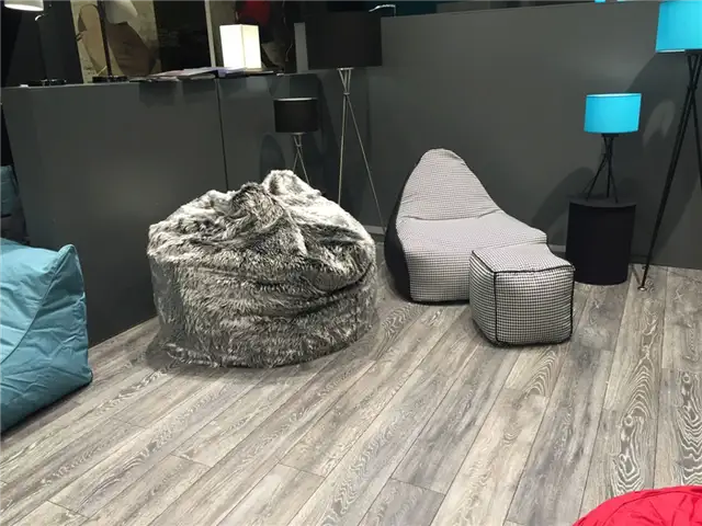Большие бобовые мешки и напольные кресла