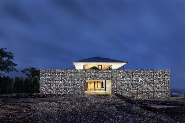 Дом для наблюдений с габионными стенами I-O architects
