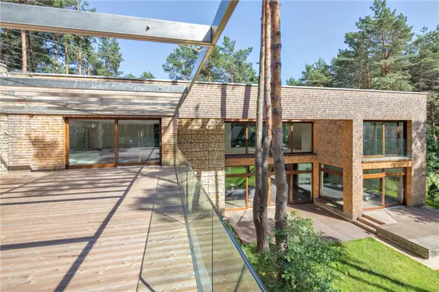 Сочетание габионов и дерева - по проекту Biuro Architektoniczne Barycz & Saramowicz