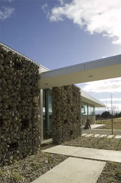 Дом в Ванаке от студии Crosson Clarke Carnachan Architects с габионами