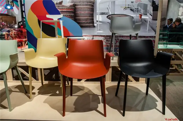 Красочные обеденные стулья Piuma Piero Lissoni для Kartell с современным дизайном