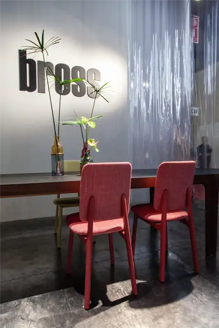 Розовые стулья Gisa от Bross