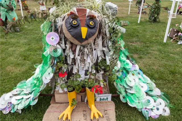 Recyled старые компакт-диски и превратить их в пугало для Хэллоуина