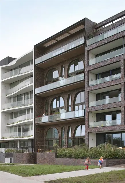 Проект Amsteloft от WE architecten между двумя старыми зданиями