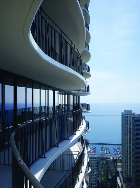 Балкон с волнами на башне Aqua Tower от Studio Gang Architects