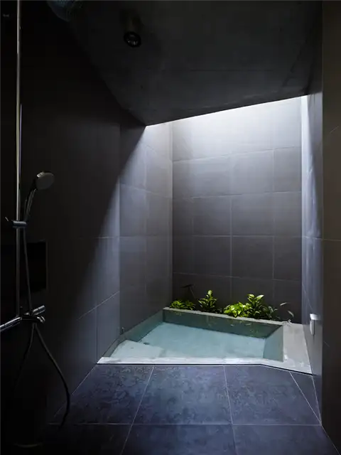 Дом Sky Garden от Keiji Ashizawa Design с утопленной ванной и световыми люками