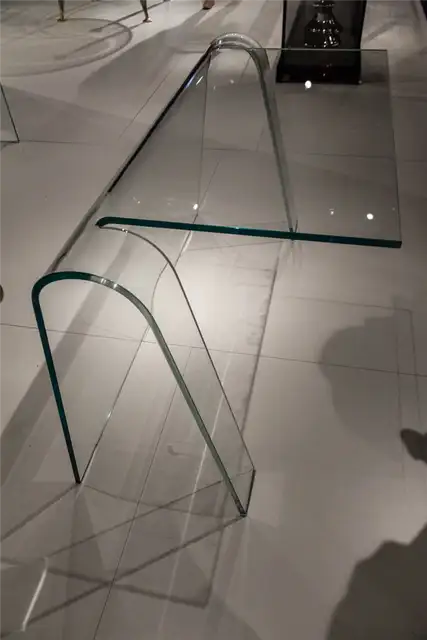 Изогнутый стеклянный стол от Glassitalia
