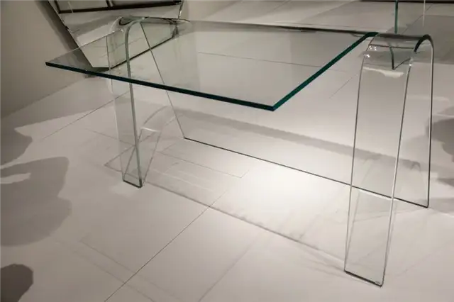 Стол из стекла от Glass Italia
