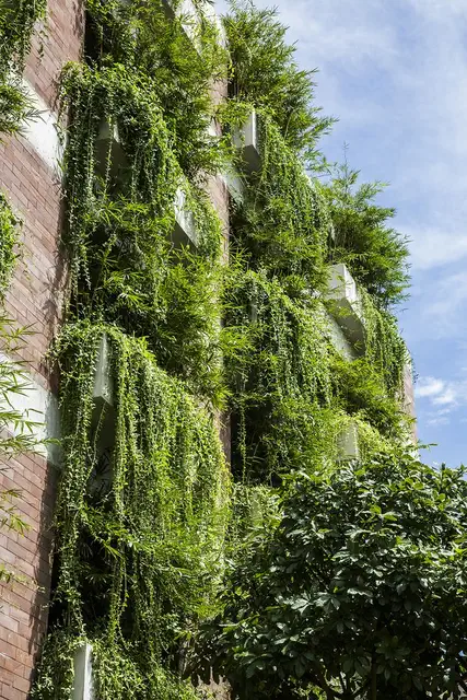 Зеленый экстерьер отеля Atlas Hotel Hoian от Vo Trong Nghia Architects