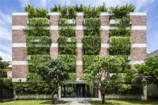 Отель Atlas Hotel Hoian от Vo Trong Nghia Architects с вертикальными садами на фасаде