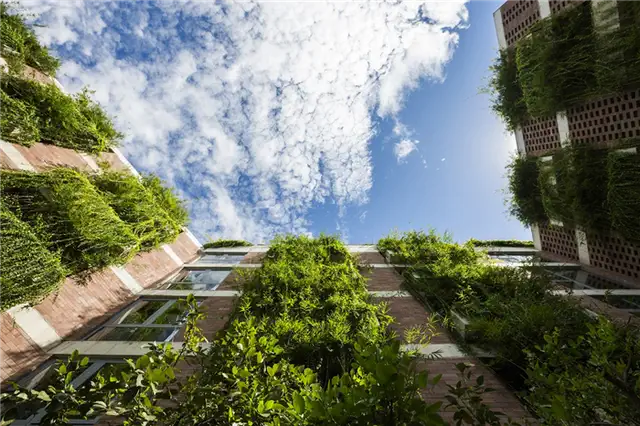 Отель Atlas Hotel Hoian от Vo Trong Nghia Architects с вертикальными садами на фасаде