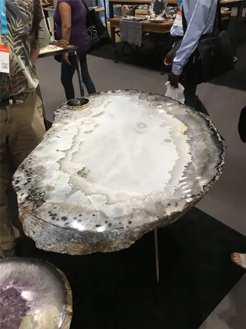 Дизайн кофейного столика с драгоценными камнями