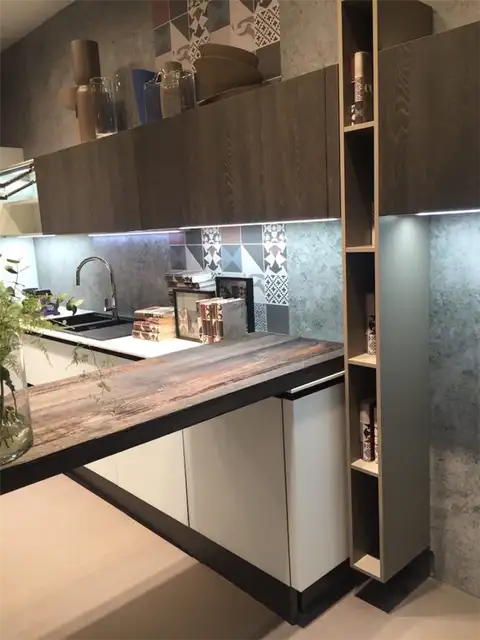 Кухонный уголок с тонкой системой хранения