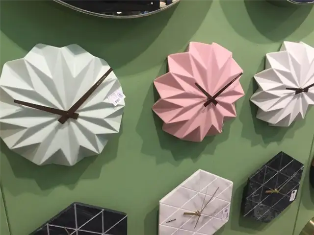 Бледно-розовые часы от karlsson Origami