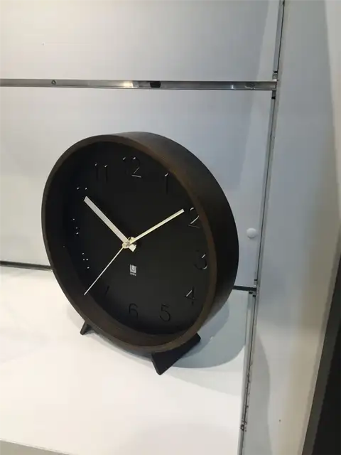 Часы из орехового дерева от umbra