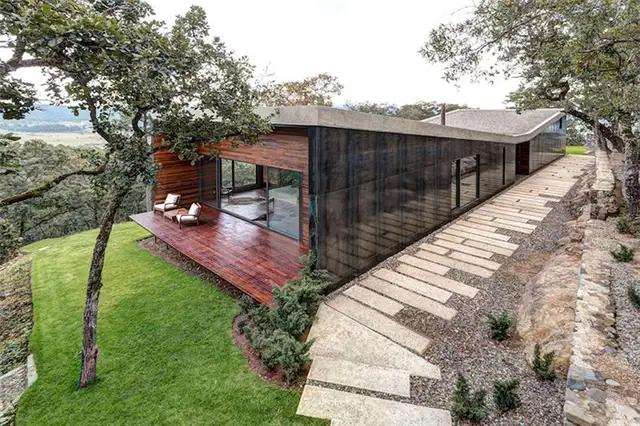 GG House боковая дорожка