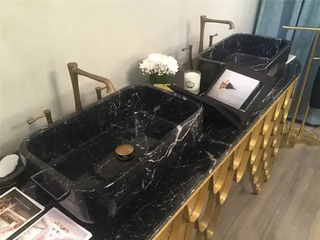 Умывальник с мраморной столешницей и умывальник в стиле кои в золотом цвете