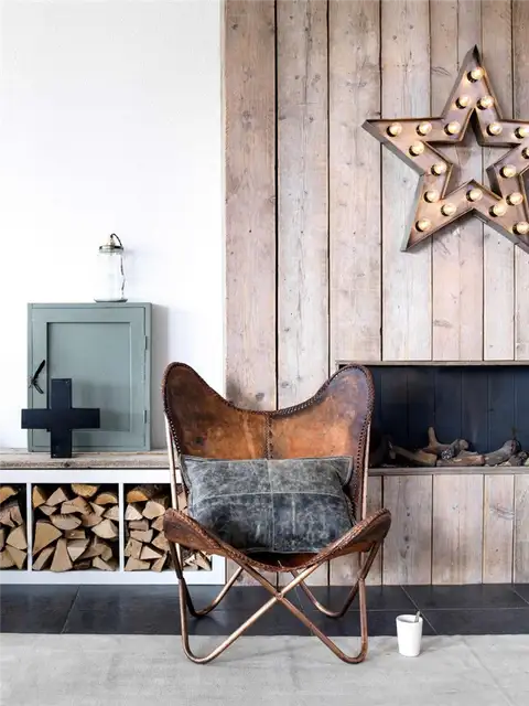 Кожаное кресло Butterfly Chair и камин