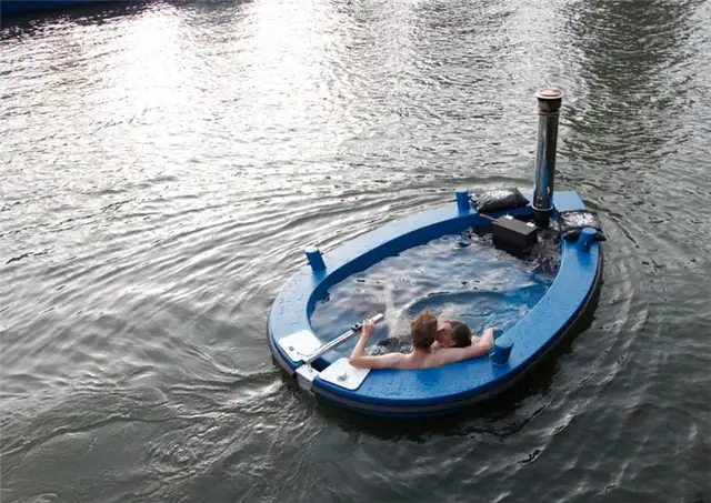Дизайн синей лодки HotTug на воде