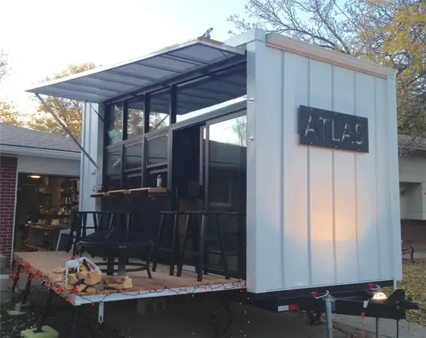 Atlas Tiny house on wheels стулья на крыльце