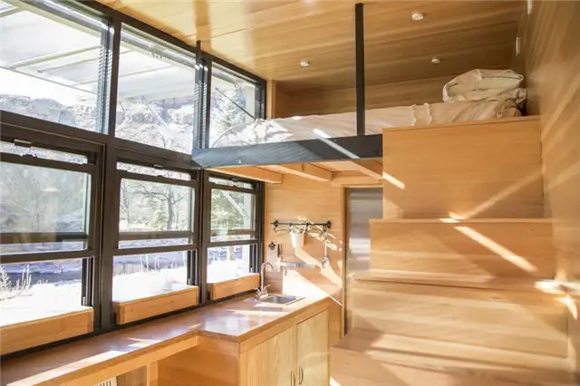 Atlas Tiny house on wheels кровать