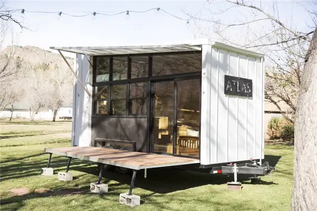 Atlas Tiny house on wheels крыльцо