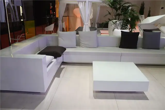 Минималистичный дизайн дивана от Vondom