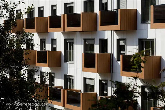 32 Fadura Dwellings Испания Стеклянный и деревянный балкон