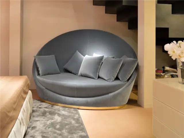 Круглый диван с высокой спинкой из ткани