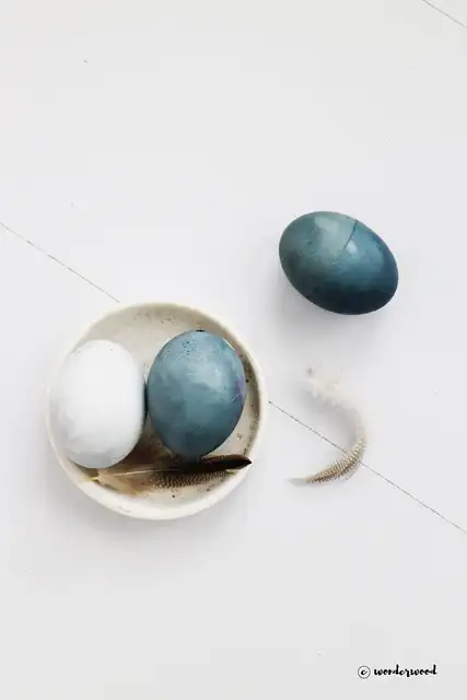 Яйца, окрашенные натуральными красителями