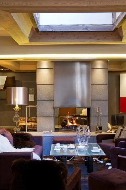 Камин в отеле Au Coeur du Village Hotel and Spa - Ла-Клусаз, Франция