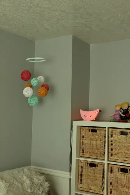Красочный мобиль для детской DIY (своими руками)