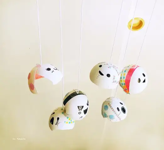 Мобиль из яиц для вечеринки