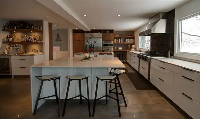 Современные барные стулья для кухни в черном цвете