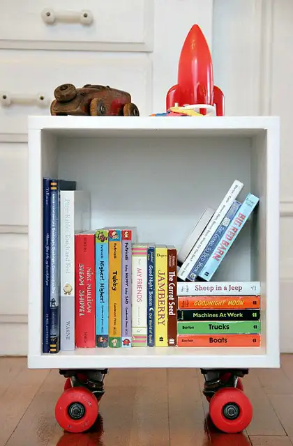 книжный уголок на колесиках