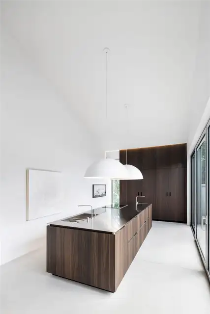 Современная коричневая кухня Thomas Balaban Architect