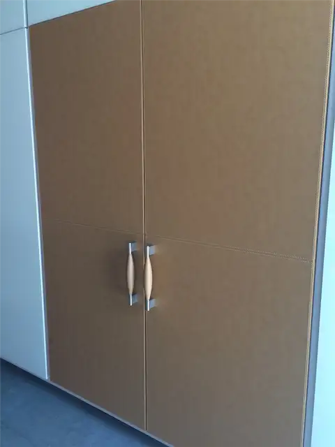 Холодильник с кожаной отделкой