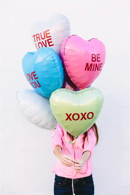 DIY (своими руками)-Conversation-Heart-Balloons