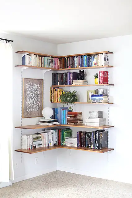 угловые полки, заполненные книгами