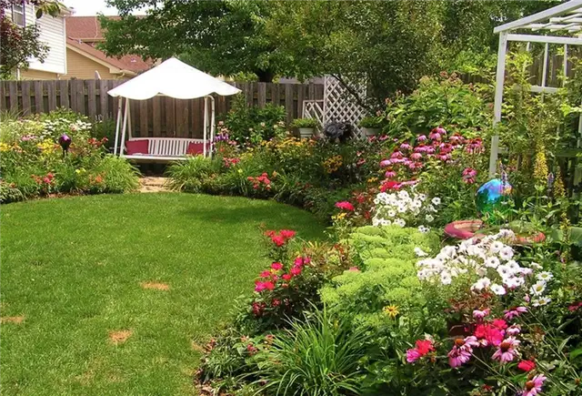 backyard-color-flower-pallets