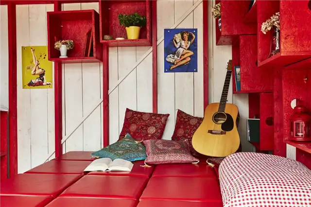 Tiny-House-Build-by-Joshua-Woodsman-bedroom