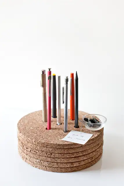 держатель для карандашей из пробки diy