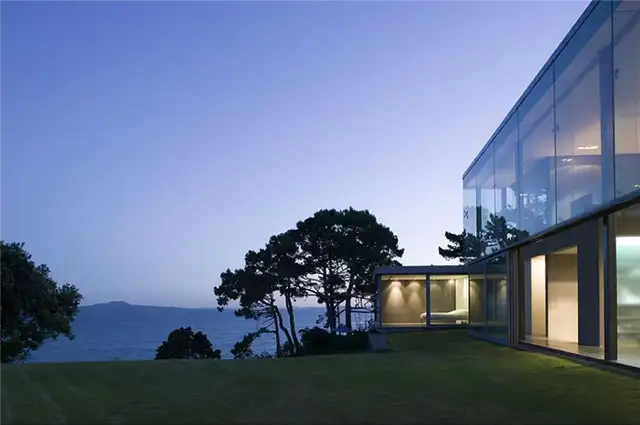 Hauraki-Gulf-room-exterior-cliff