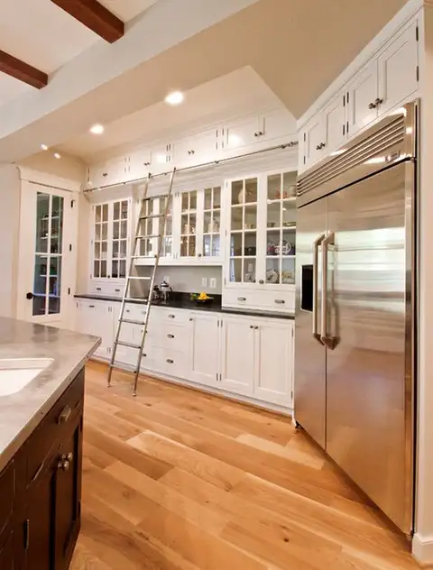традиционная-белая-кухня-использование-лестницы