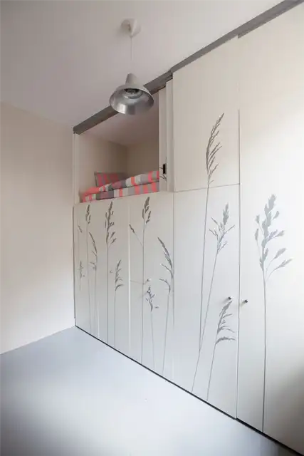 Tiny-Apartment-in-Paris кровать nook-jpg
