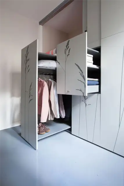 Tiny-Apartment-in-Paris-гардероб и хранилище